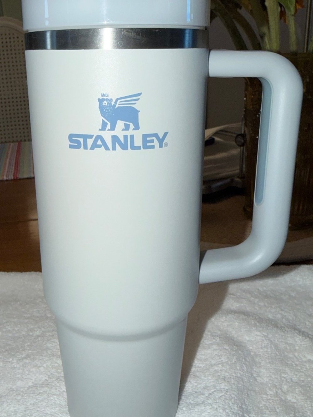 STANLEY TUMBLER LIGHT GREY WITH BLUE ACCENTS 30OZ